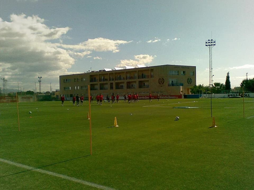 Oviedo défie Villarreal au Tartiere : espoirs et enjeux d’une rencontre décisive