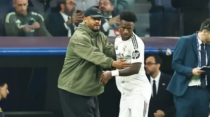 Kompany furieux après son carton jaune qui le prive du banc face au PSG en C1