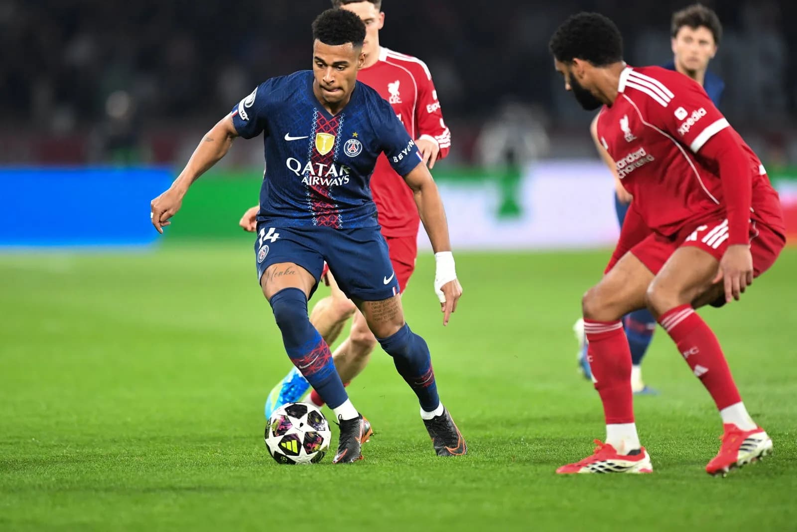 PSG s'impose 2-0 à Anfield face à Liverpool, Ekitike blessé : le point complet