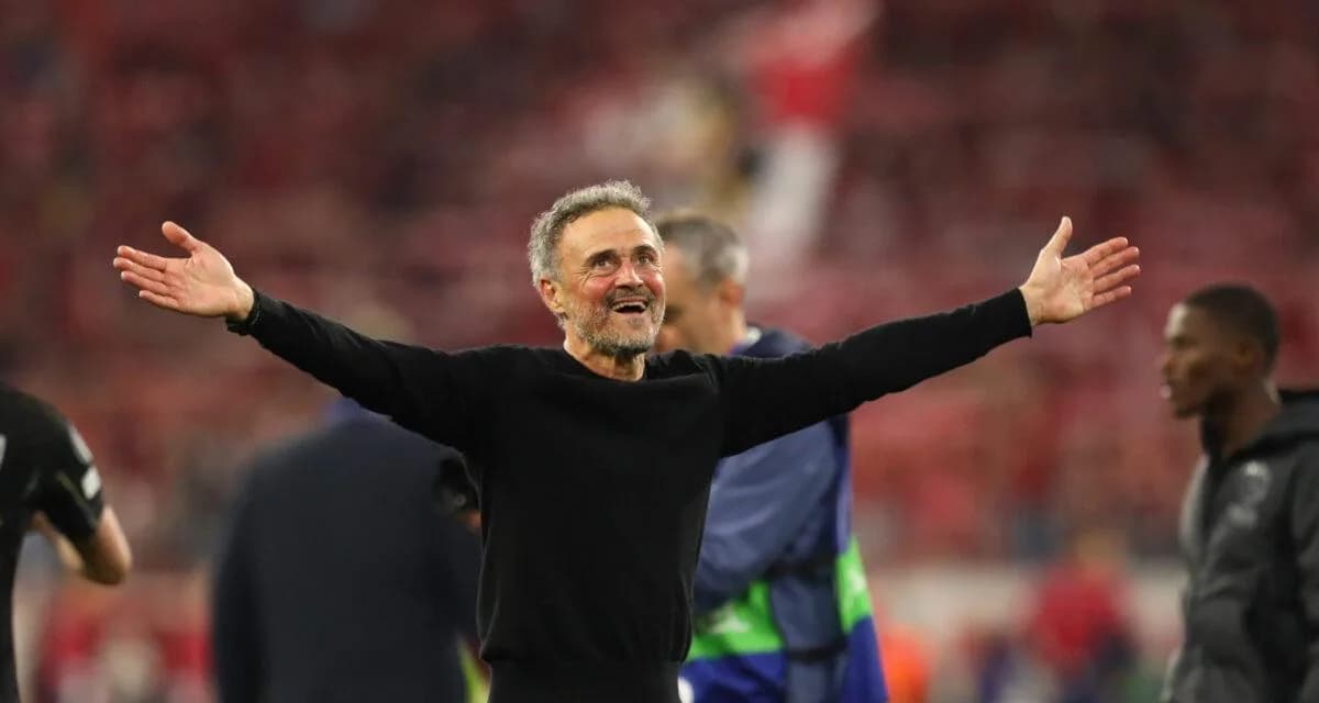 Luis Enrique célèbre la victoire du FC Barcelone face au Real Madrid en parallèle de PSG-Brest