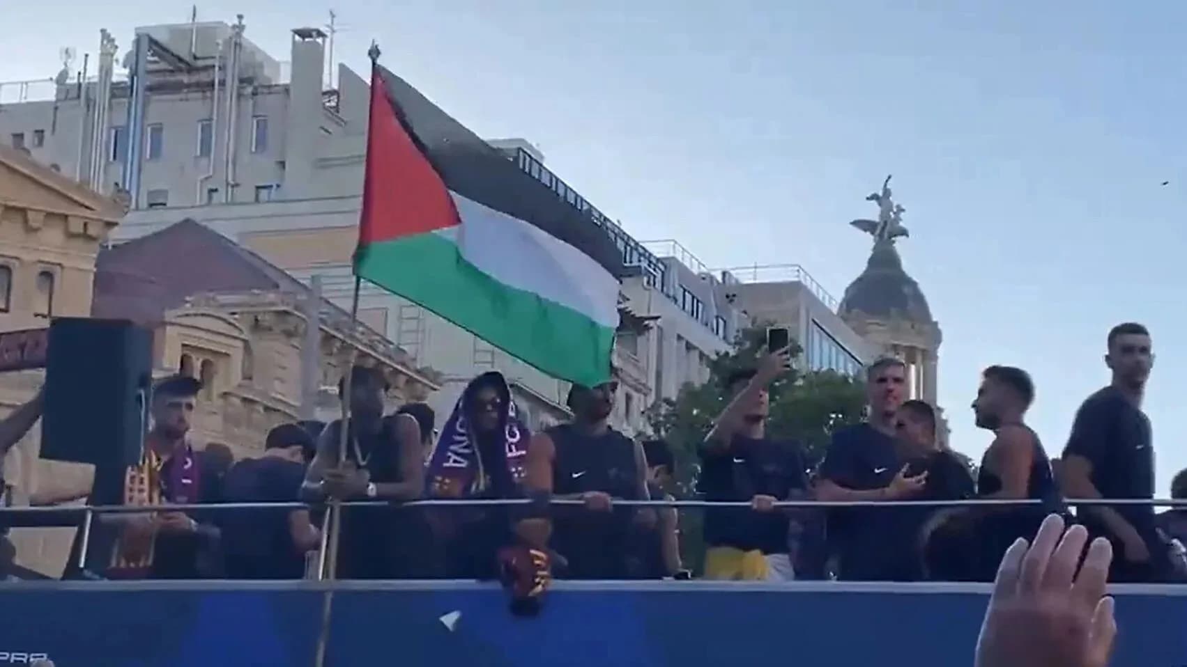 FC Barcelone : Yamal provoque une polémique en brandissant un drapeau palestinien lors de la célébration du titre