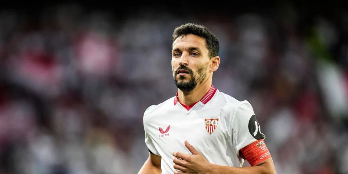 Jesús Navas encourage l'effectif du FC Séville lors de la reprise des entraînements